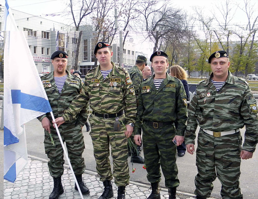 Сильна русь. Типичный солдат. Сильная Русь. Русь сильна богатырями а не водкой. Русь сильна богатырями а не водкой с дураками картинка.